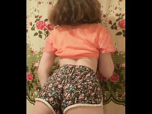 ❤️ Dhallaan yar oo sexy ah oo iska siibaysa surwaalka gaaban ee kamarada ☑ annaga %so.dreamlandpassionfever.ru